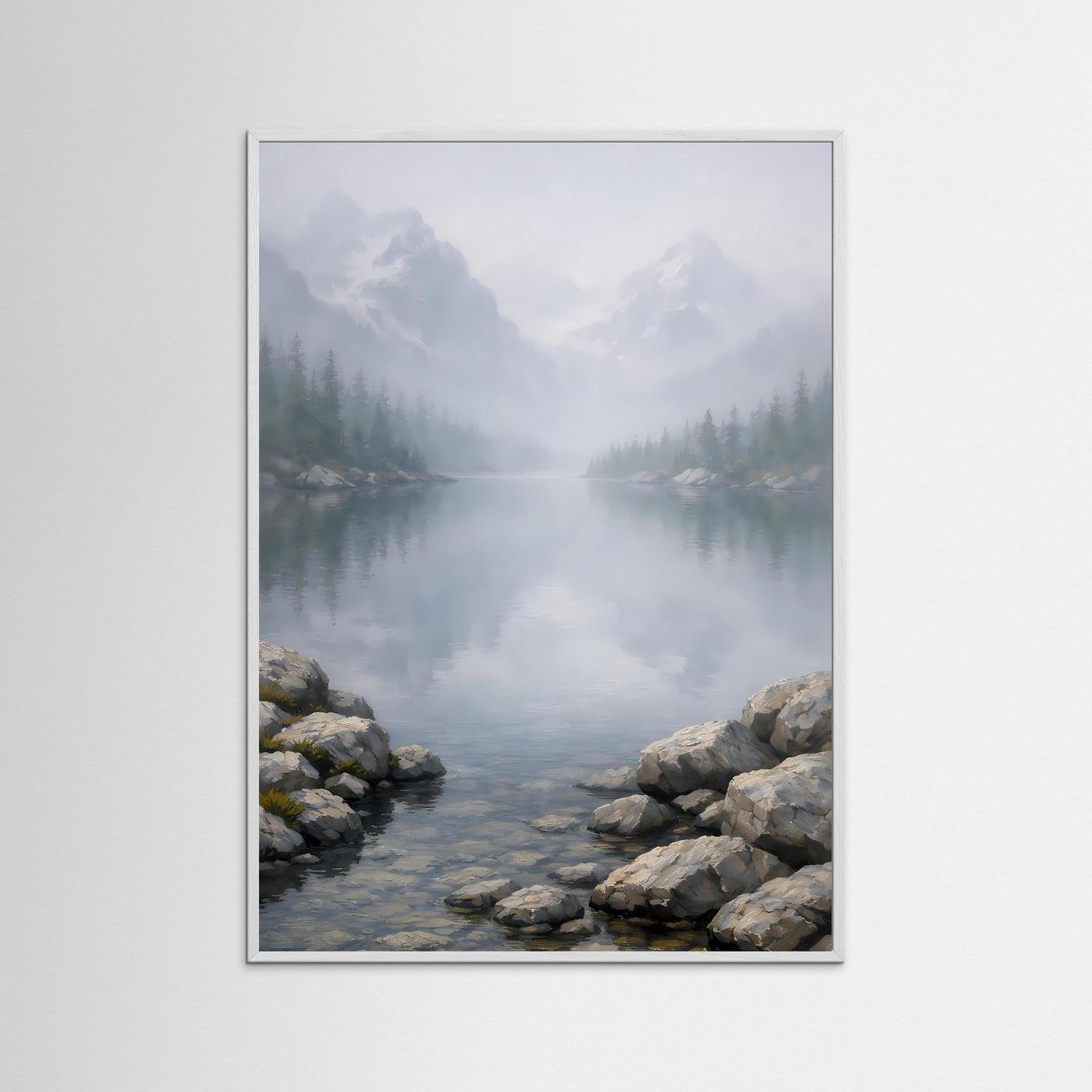 Hochformatiges Naturkunstposter mit weißem Holzrahmen, nebliger Bergsee und Felsen am Ufer