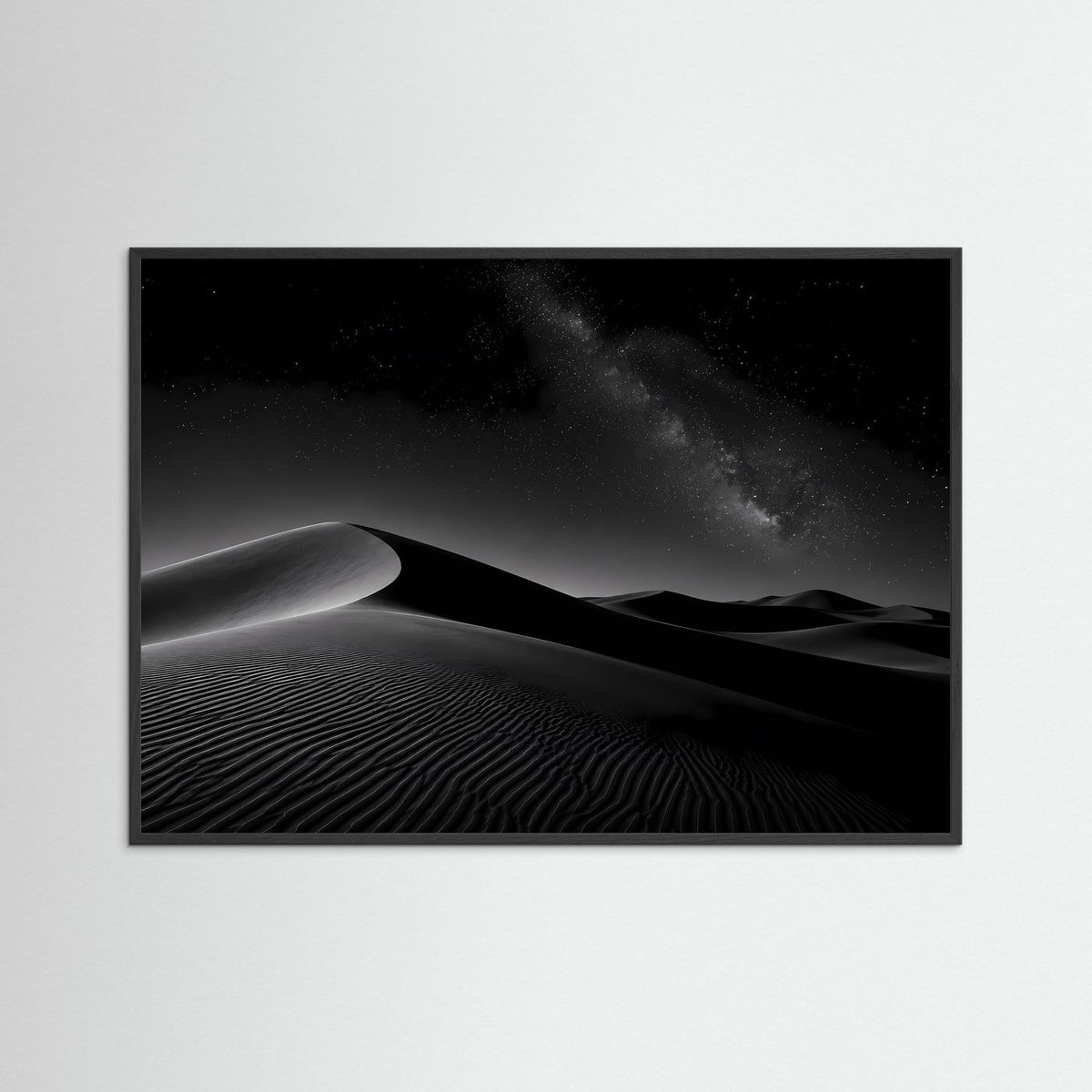 Querformat-Poster mit schwarzem Rahmen: Sanddünen bei Nacht, Milchstraßenhimmel