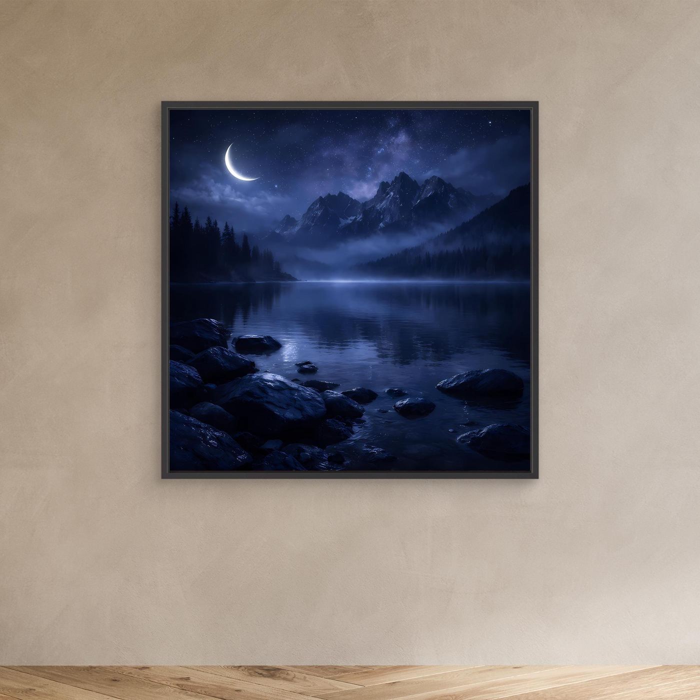 Leinwandbild Nacht-Bergsee mit Mondsichel, Berge im Nebel, ruhiges Wasser, schwarzer Rahmen