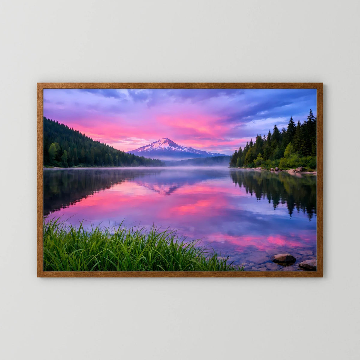 Gerahmtes Poster im Querformat mit See, grünen Gräsern und Berggipfel, Sonnenuntergang
