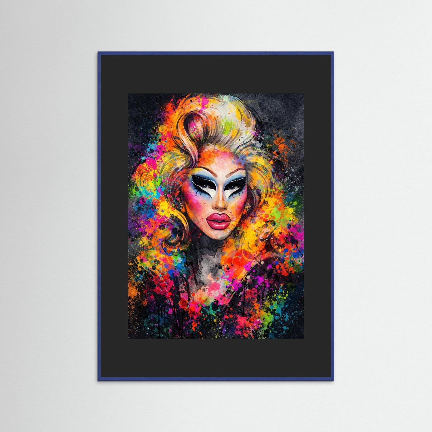 Wandbild im blauen Rahmen mit abstraktem Drag-Queen-Porträt und dunklem Passepartout