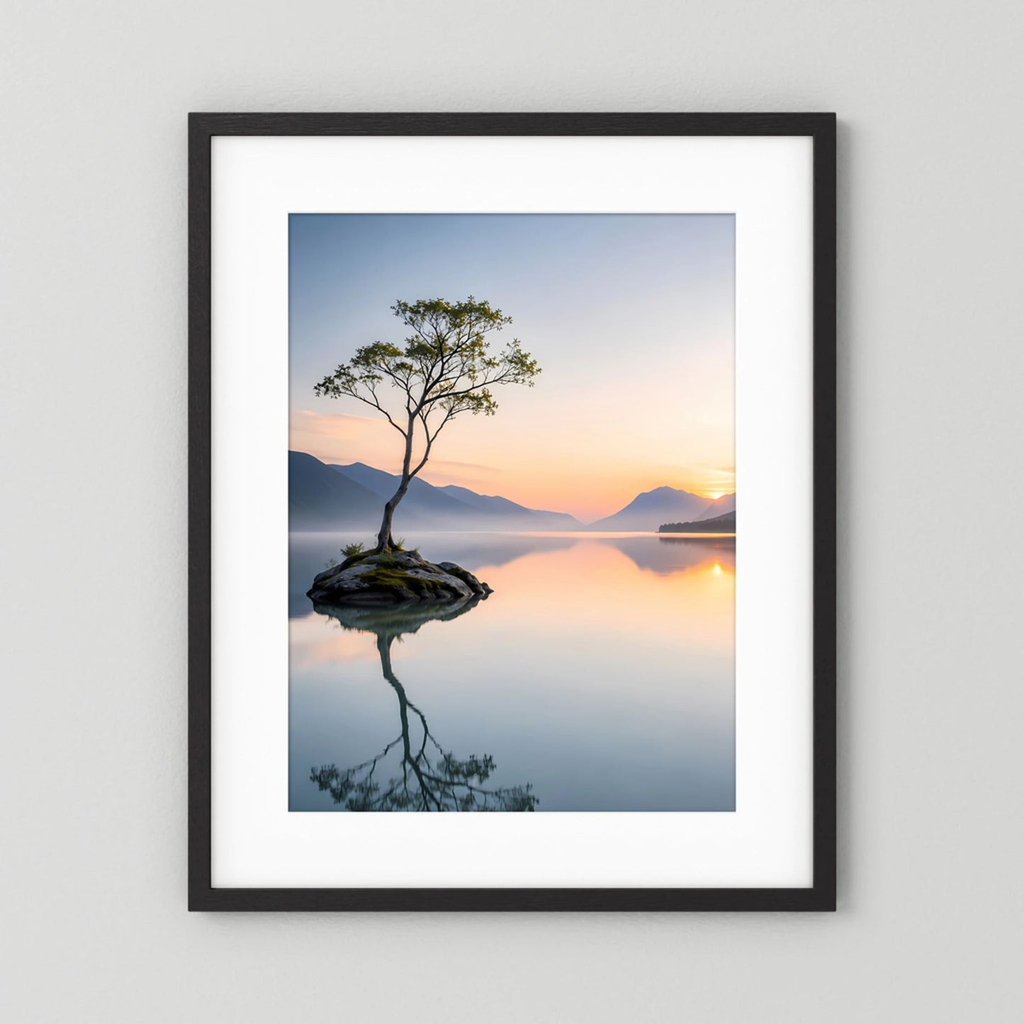 Poster im Hochformat mit einsamem Baum auf Felsen im schwarzen Rahmen mit weißem Passepartout