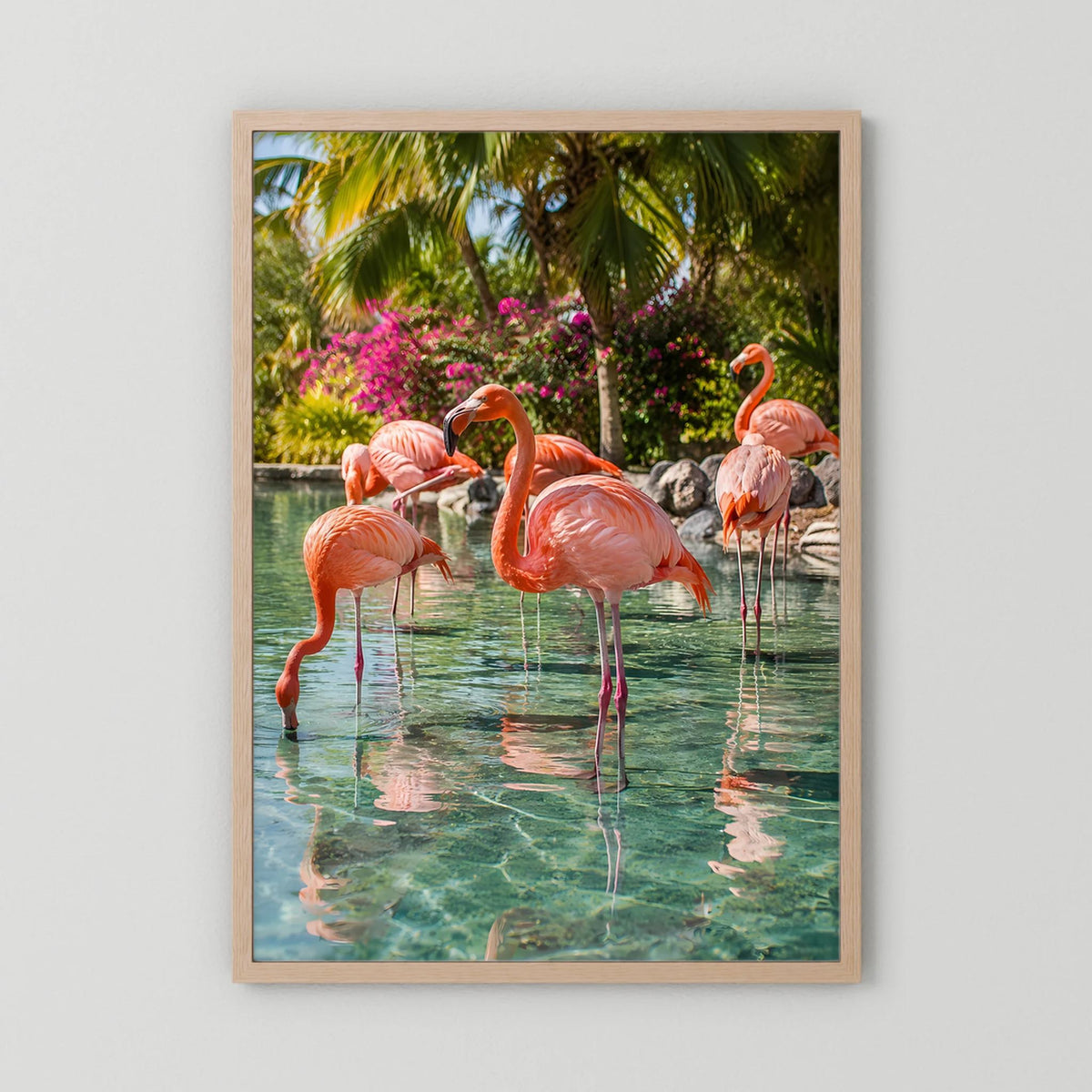 Poster mit Flamingos im Tropenwasser, naturfarbener Holzrahmen
