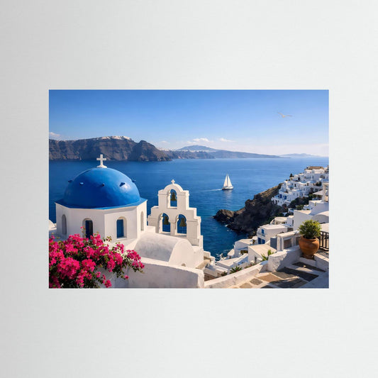 Poster Querformat: blaue Kuppelkirche, Meer und weiße Häuser mit pinken Blüten im blauem Rahmen.