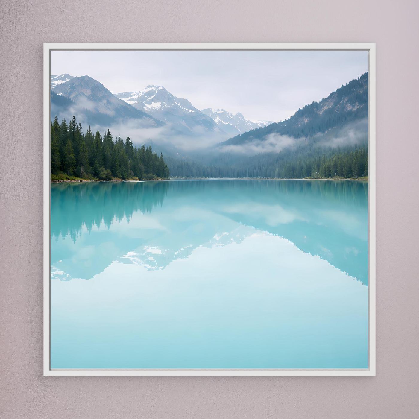 Leinwandbild Bergsee mit türkiser Spiegelung, Berge & Tannenwald, hell gerahmt