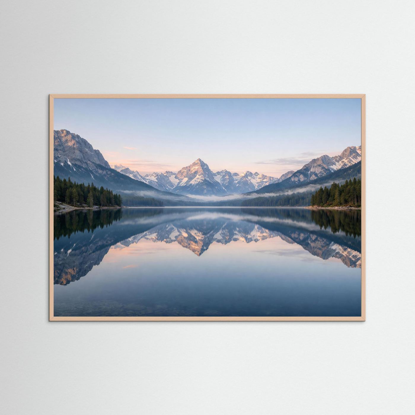 Panoramaposter mit Alpenpanorama und Spiegelsee im Querformat, rosafarbener Holzrahmen