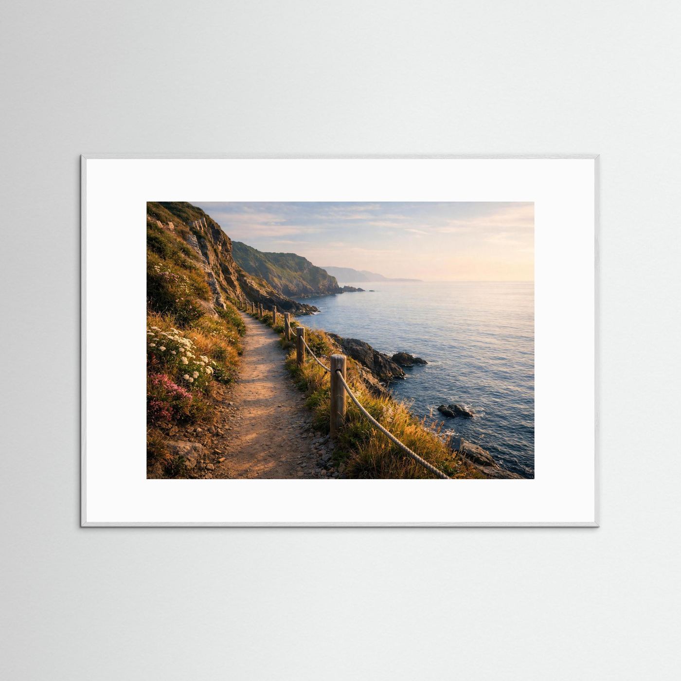 Panorama-Wandposter mit Küstenpfad am Meer im grauen Rahmen