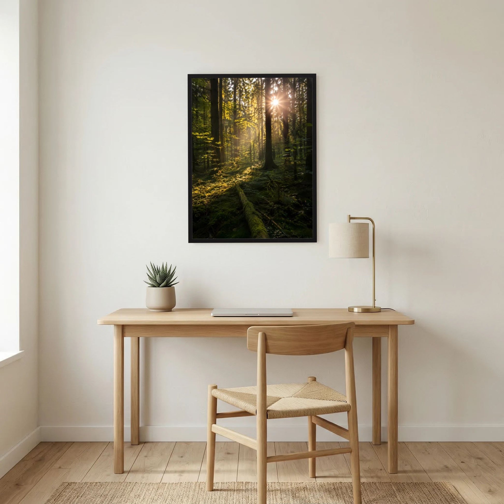 Hochformat-Poster Wald im Sonnenlicht, dunkelgrün, schwarz gerahmt