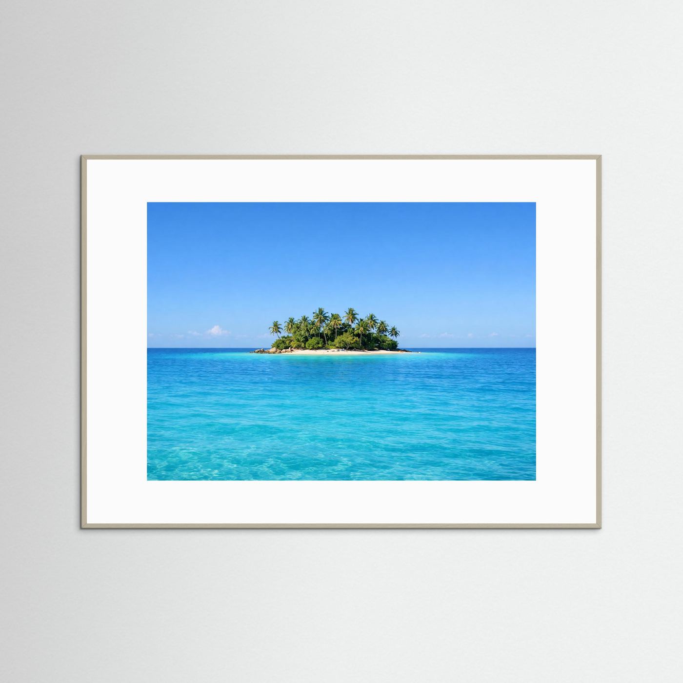 Naturposter mit Insel im türkisblauen Meer, goldfarbener Rahmen