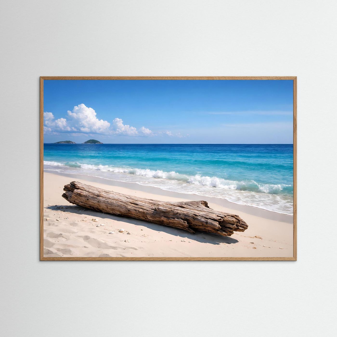 Meerstrand-Poster im Querformat mit braunem Rahmen, Treibholz auf hellem Sand