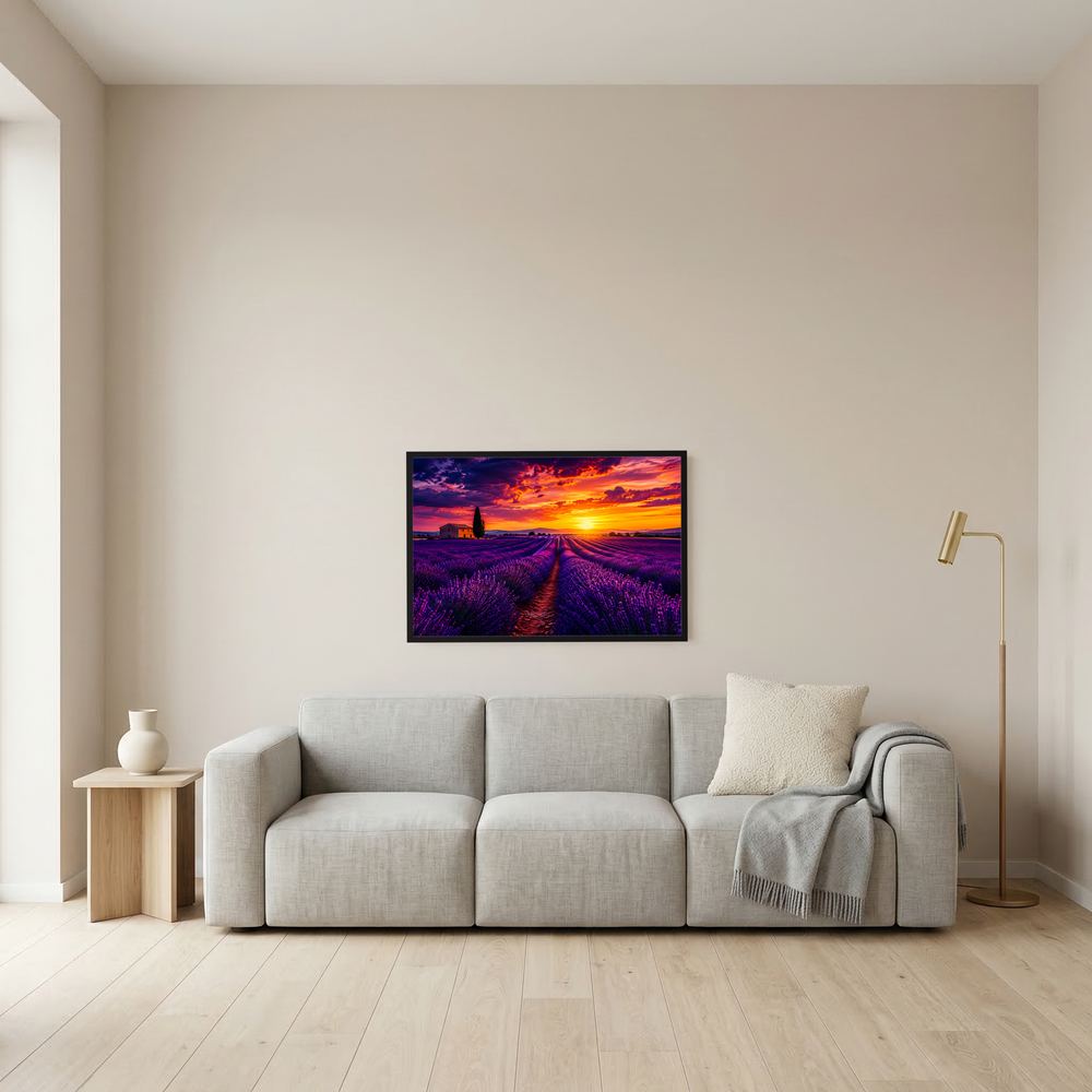 Kleines Poster im Querformat mit Lavendelfeld: lila Reihen, orangefarbener Himmel, schwarzer Rahmen