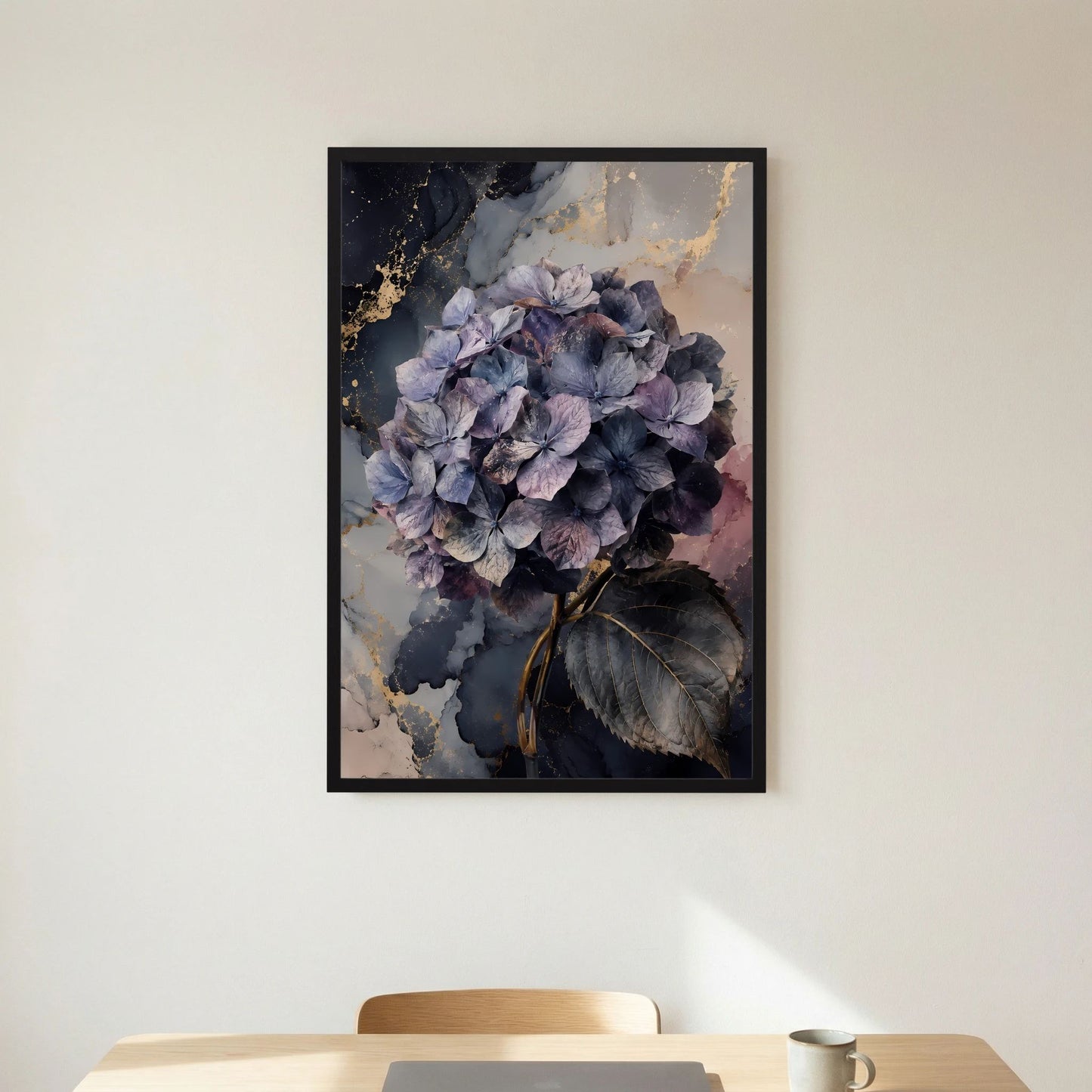 Hochformat-Poster mit violettem Hortensienstrauß im schwarzen Rahmen