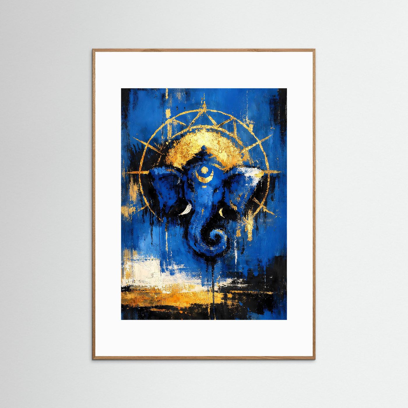 Kunstposter im Hochformat mit abstraktem Löwenkopf in Blau, goldenen Spritzern, naturfarbener Rahmen