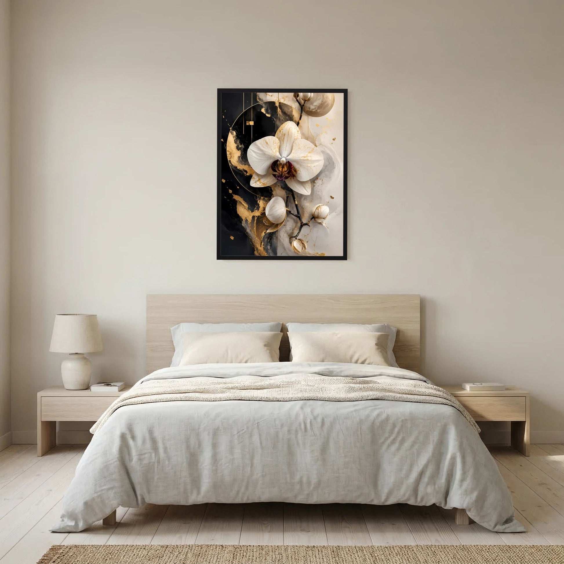 Gerahmter, hochformatiger Kunstdruck mit weißer Orchidee auf schwarzem Gold-Aquarell