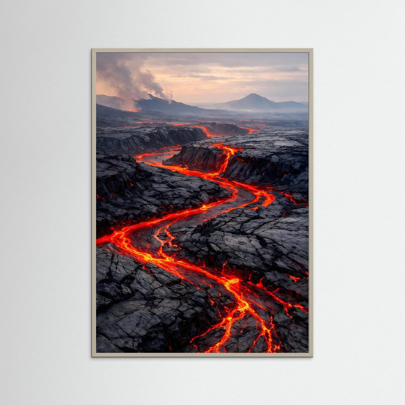 Hochformatiges Lava-Vulkanposter im hellen Holzrahmen, rote Lava durch schwarzen Fels
