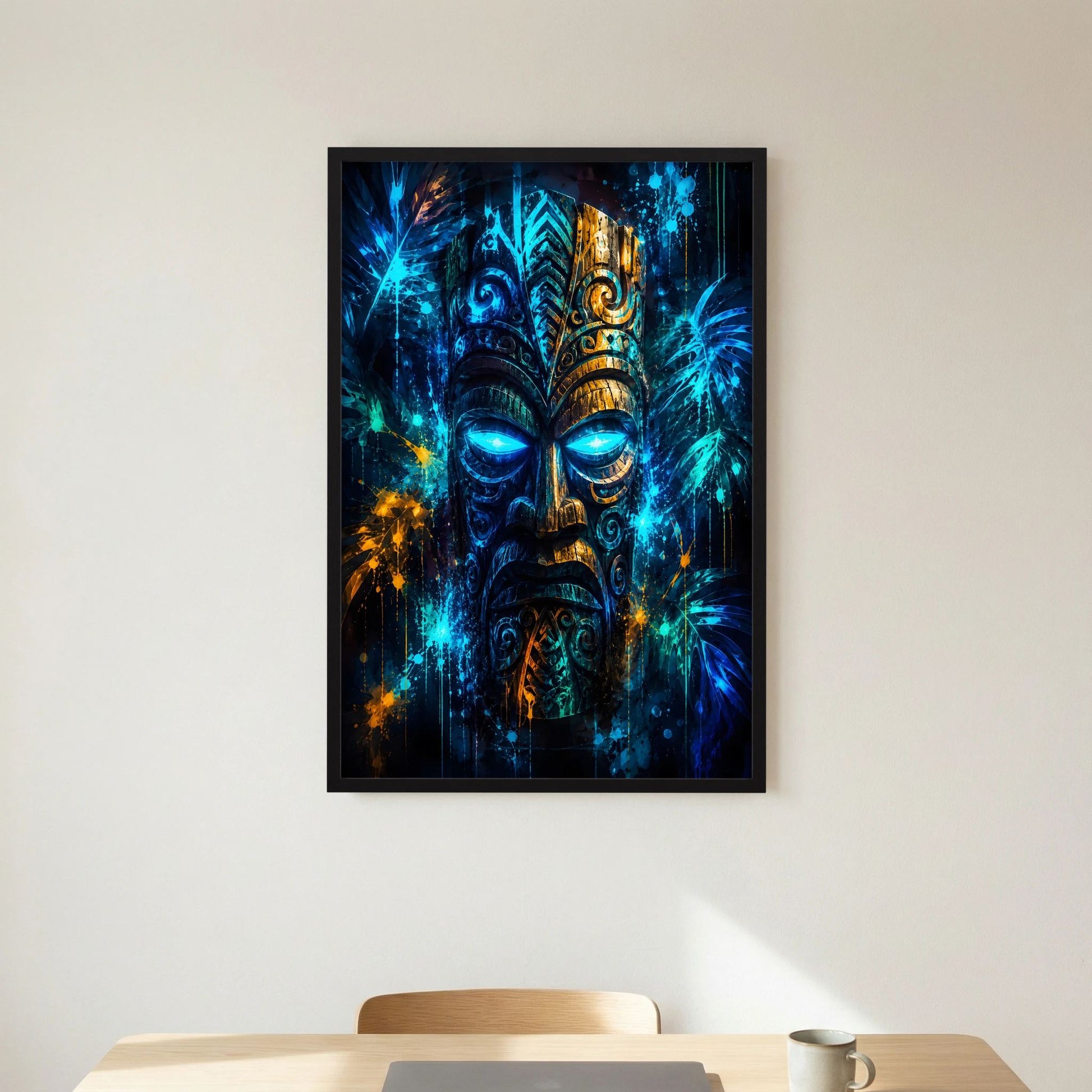 Hochformatiges Poster: leuchtende Tiki-Maske in Blautönen und Gold im schwarzen Rahmen