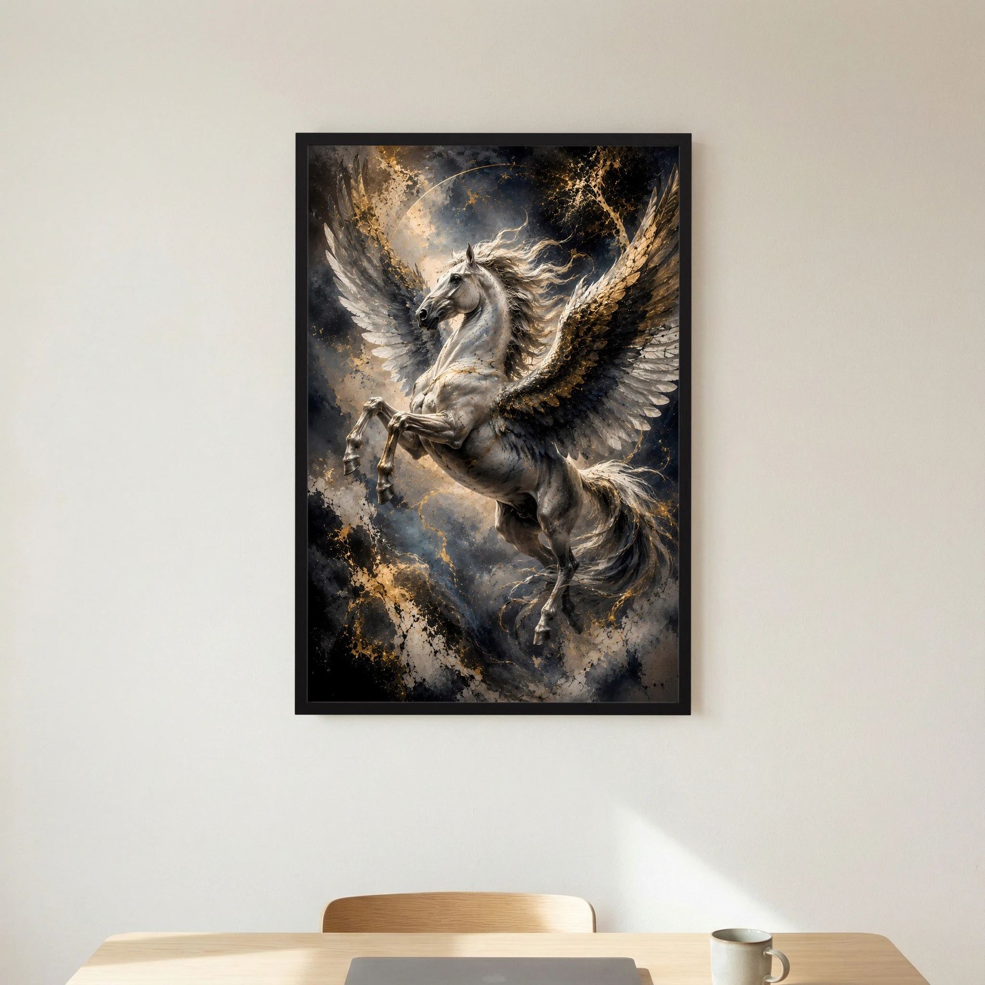 Pegasus-Poster im Hochformat, gerahmt, silbergraues Pferd mit goldenen Flügeln.
