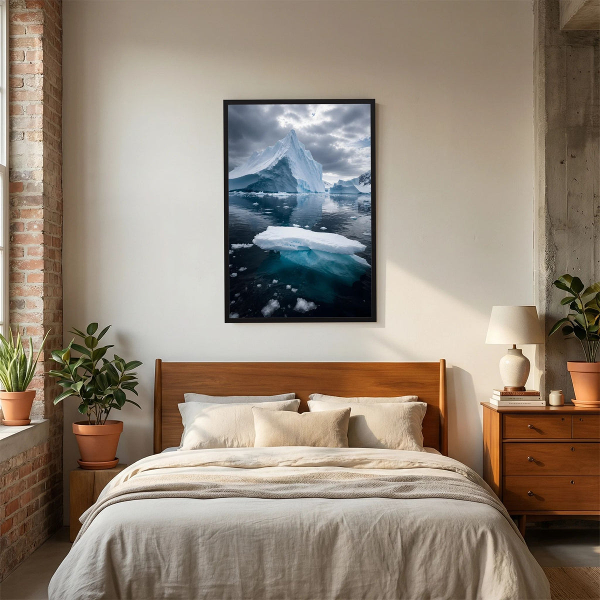 Poster mit Antarktis-Eislandschaft: Gletscherspitze, blaues Eis und Wasser, schwarzer Rahmen