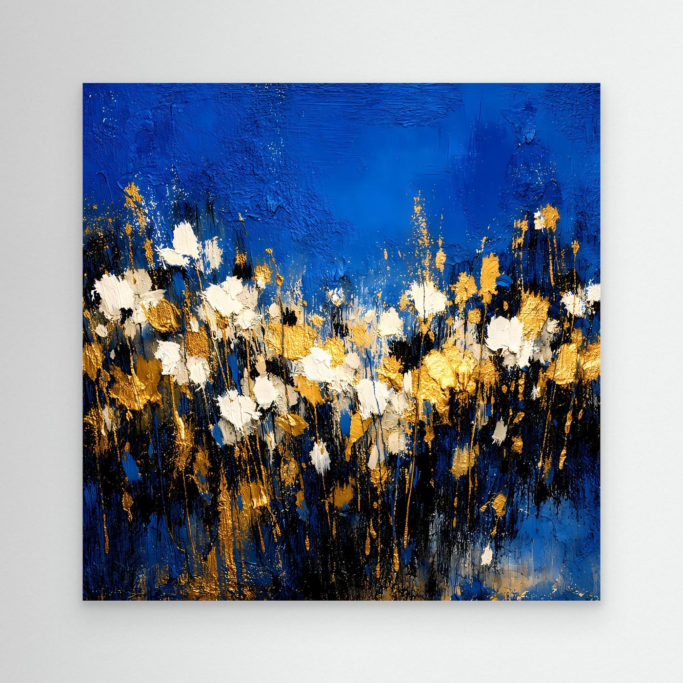 Abstraktes Wandbild mit blauen, weißen und goldenen Pinselstrichen