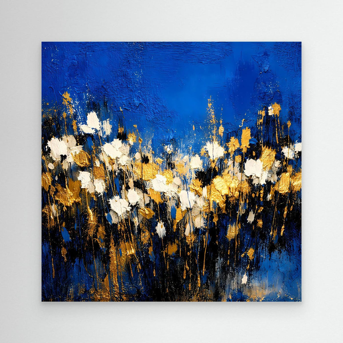 Abstraktes Wandbild mit blauen, weißen und goldenen Pinselstrichen