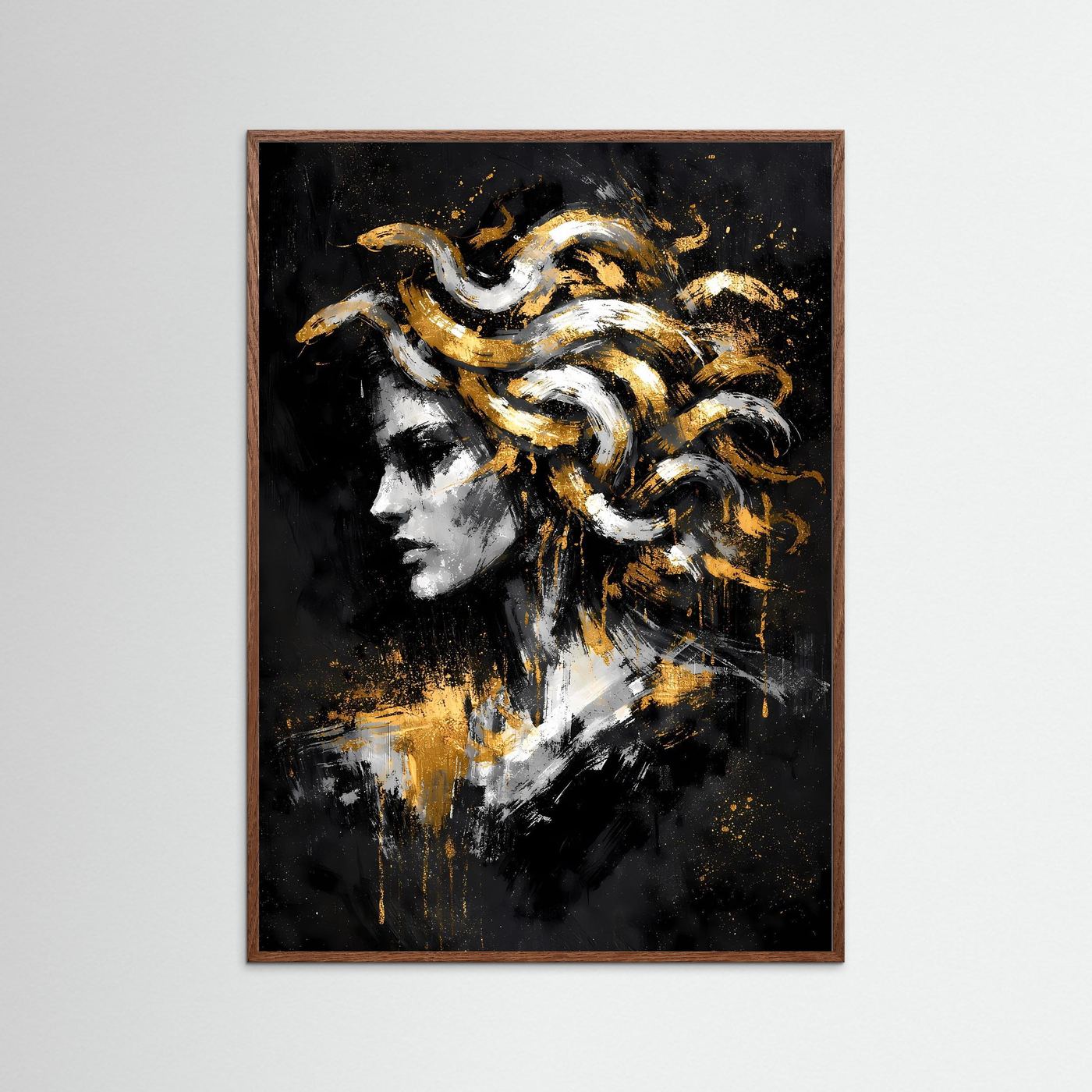 Hochformatiges Wandbild im braunen Holzrahmen: Medusa-Profil mit goldenen Schlangen, abstrakte Malerei.