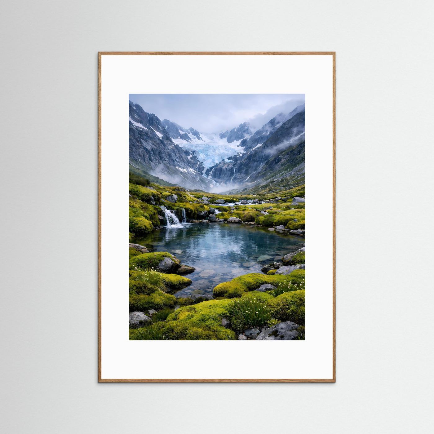 Naturposter: Gletscherbach und Mooslandschaft im rötlich-braunen Holzrahmen, Hochformat.