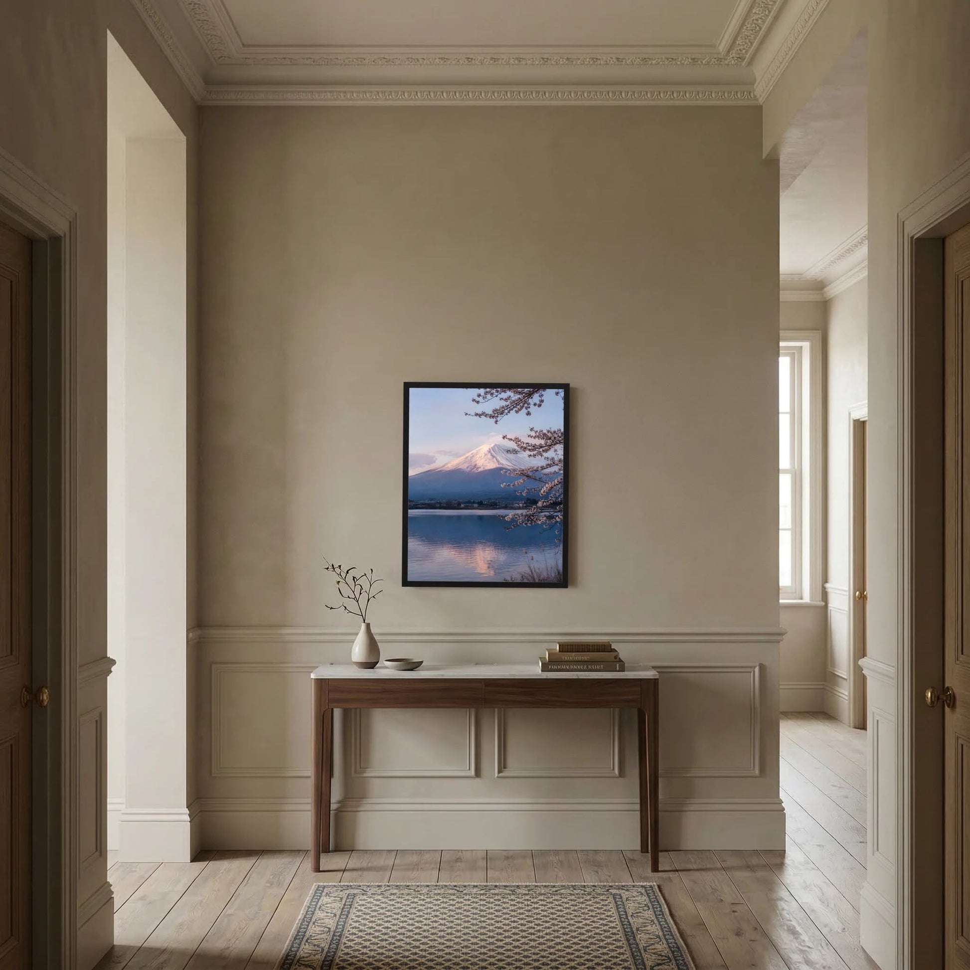 Gerahmtes Kunstposter im Hochformat: Kirschblüten am See vor dem Berg