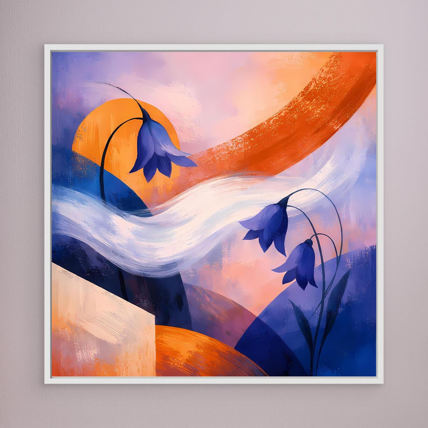 Abstraktes Leinwandbild mit blauen Glockenblumen, orangefarbene Fläche und weiche Blautöne, weiß gerahmt