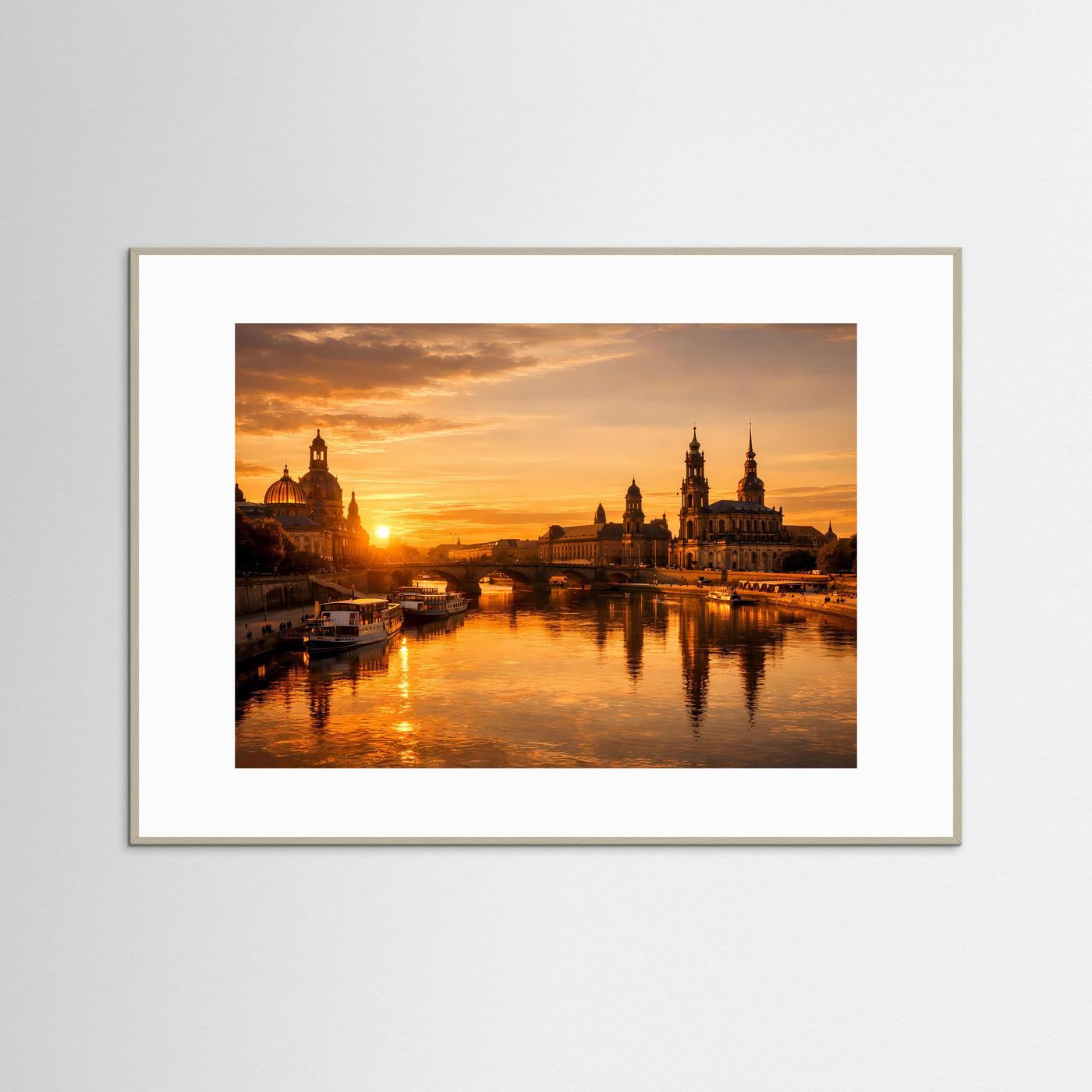 Gefasstes Poster Querformat mit Sonnenuntergang über der Elbe, weißer Rahmen