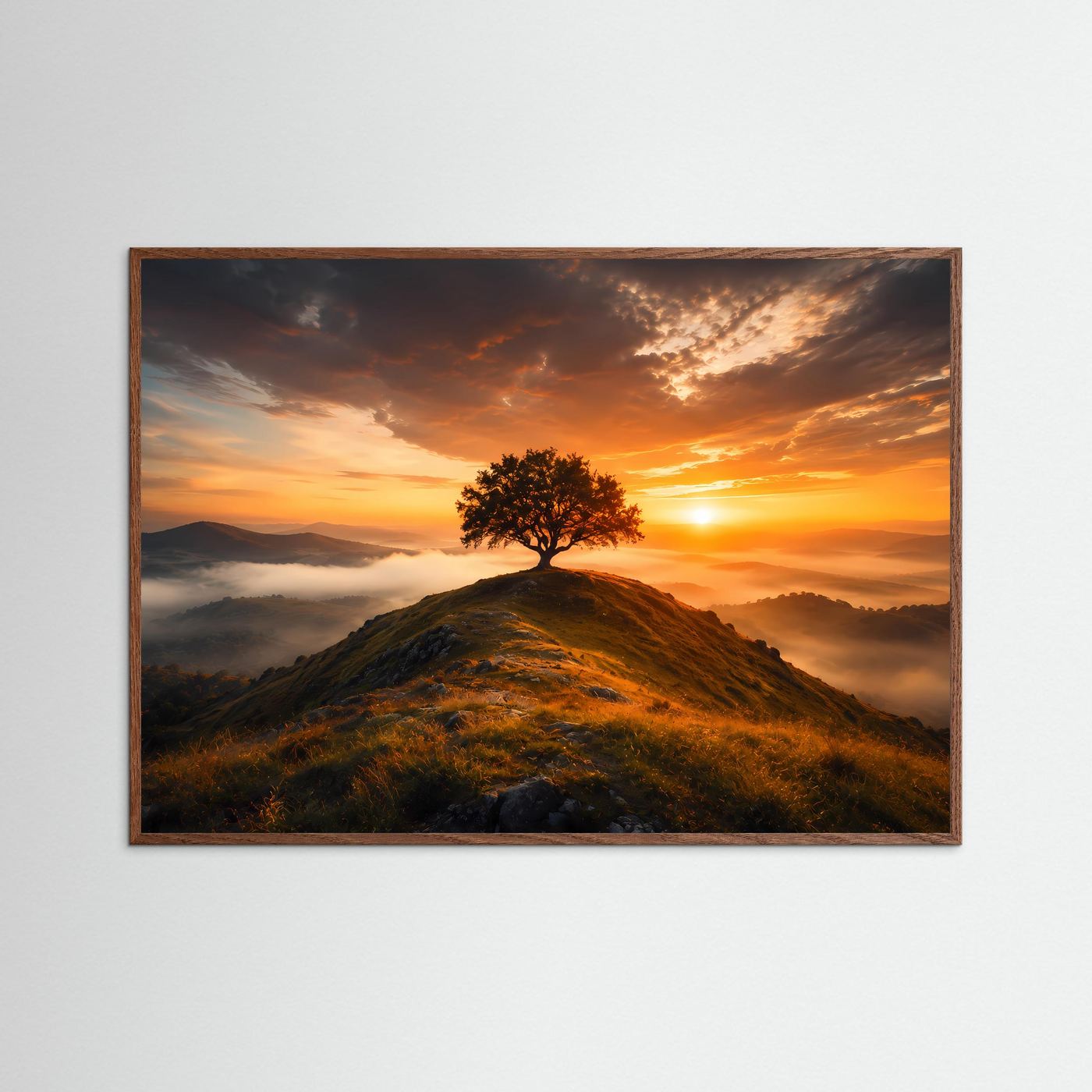 Landschaftsposter mit einsamem Baum auf Hügel, dunkler Eichenrahmen, Sonnenaufgang