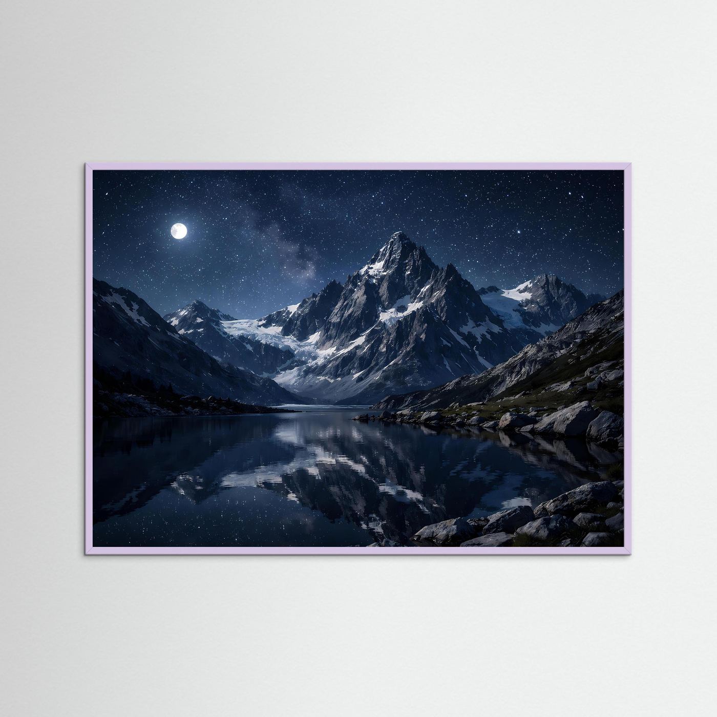 Querformat-Poster mit Bergsee bei Mondlicht und Sternenhimmel, violetter Holzrahmen