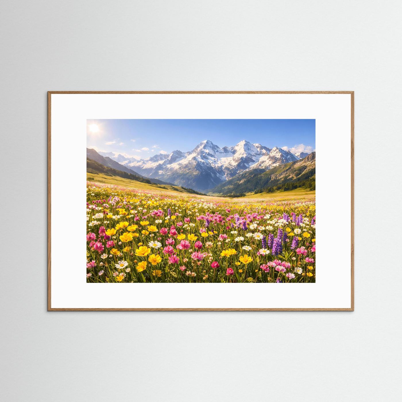Poster mit hellem Holzrahmen und Alpenblumenpanorama im Querformat