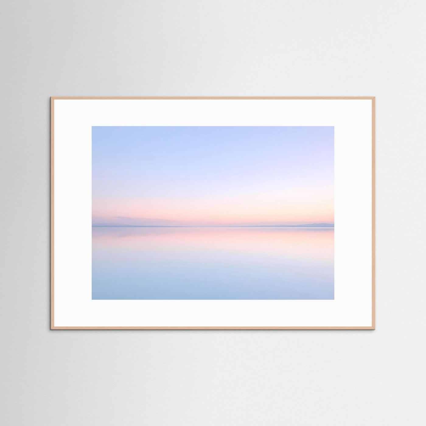 Querformatposter mit pastellfarbener Seespiegelung, helle Holzrahmenleiste