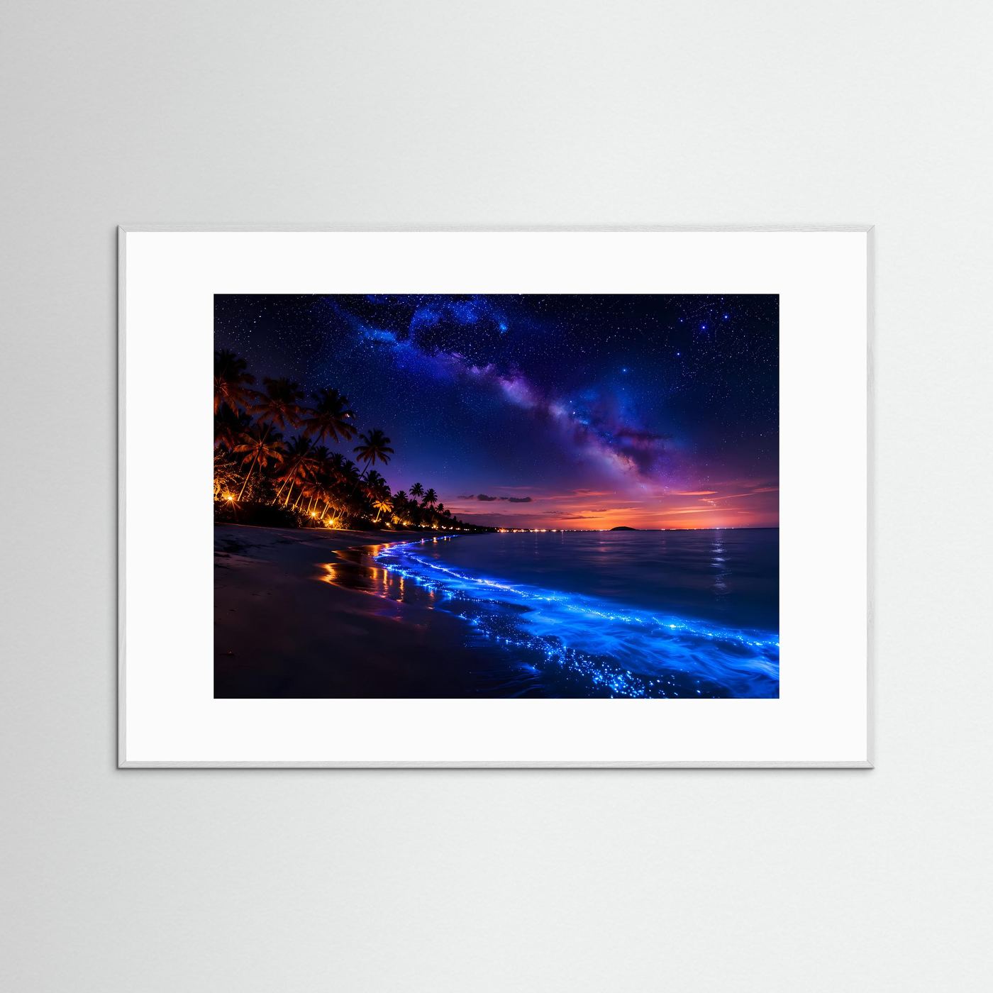 Gerahmter Kunstdruck mit Strand bei Nacht, blau leuchtender Brandung und Sternenhimmel; weißer Rahmen.