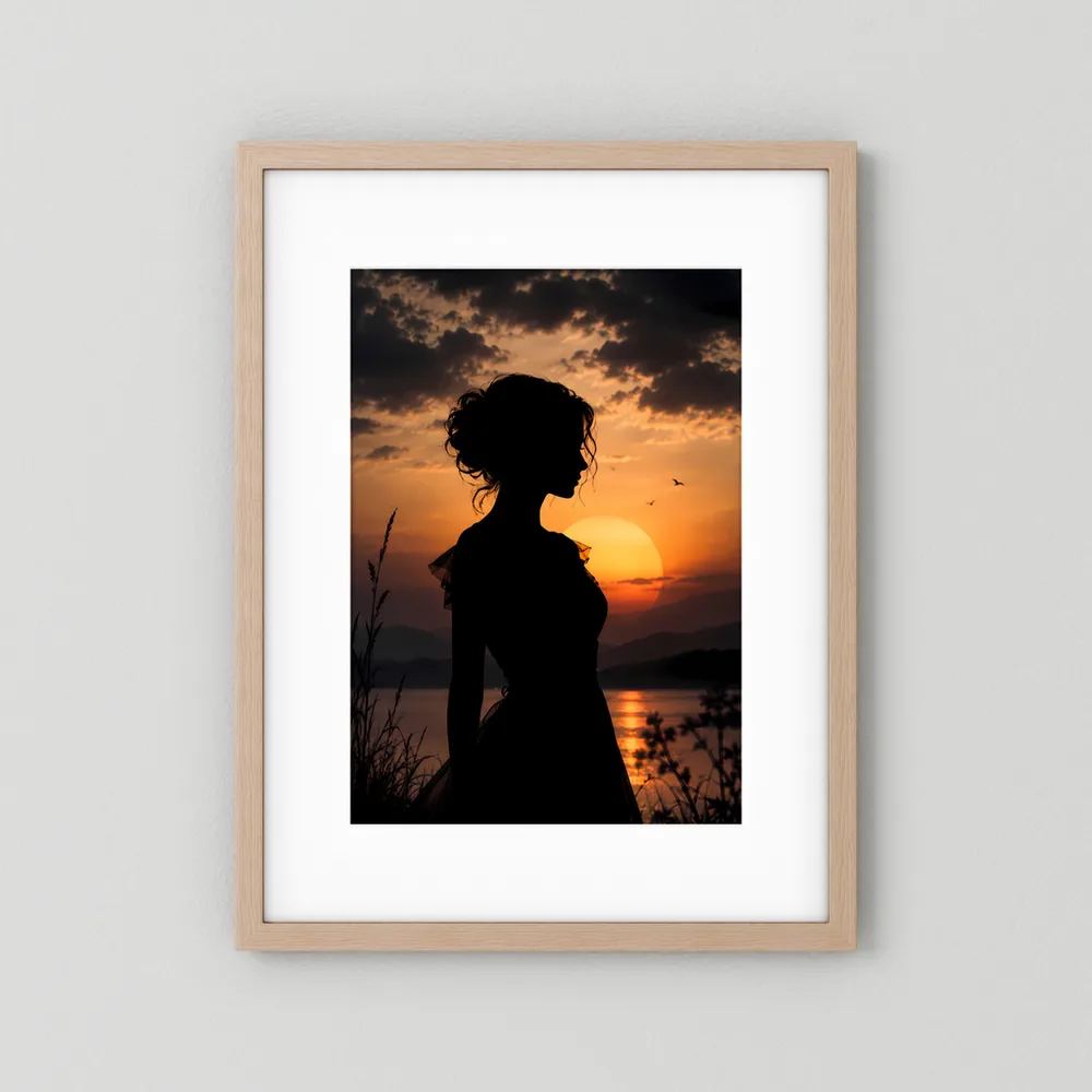 Poster mit Silhouette einer Frau am Sonnenuntergang im hellen Eichenrahmen