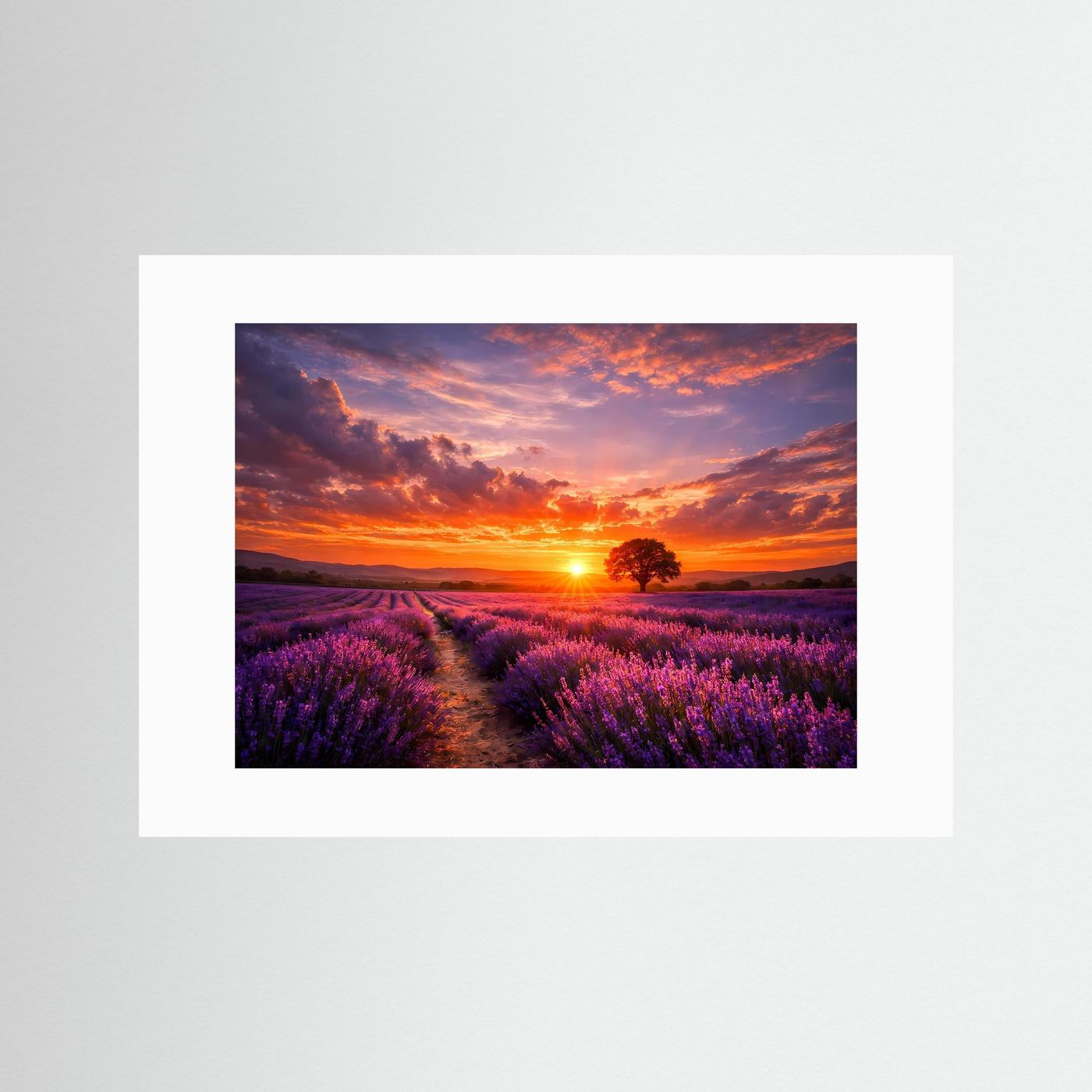 Wandbild mit Lavendelfeld-Szene im Sonnenuntergang, weißer Rahmen