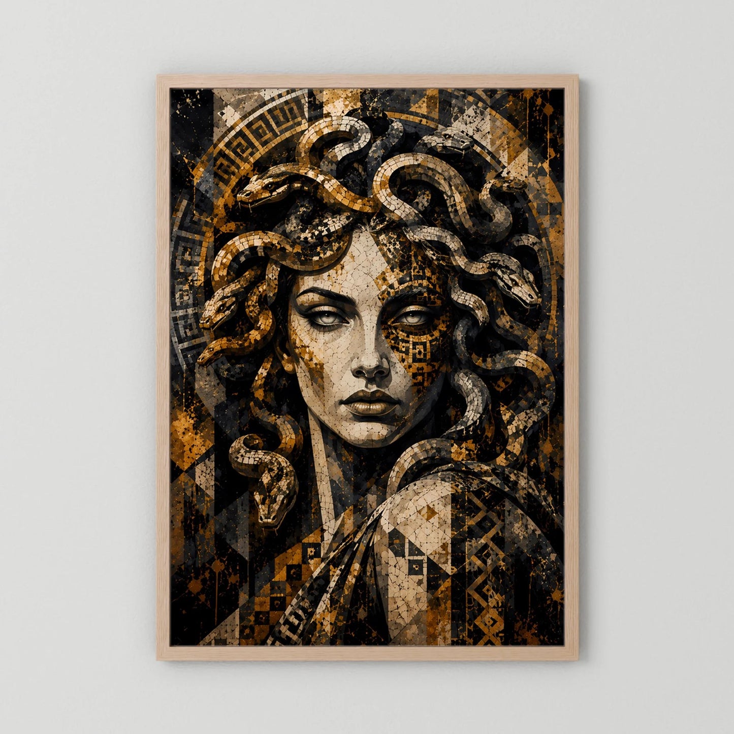 Poster mit Medusa-Mosaik: Schlangen in Gold und Schwarz, im hellen Holzrahmen