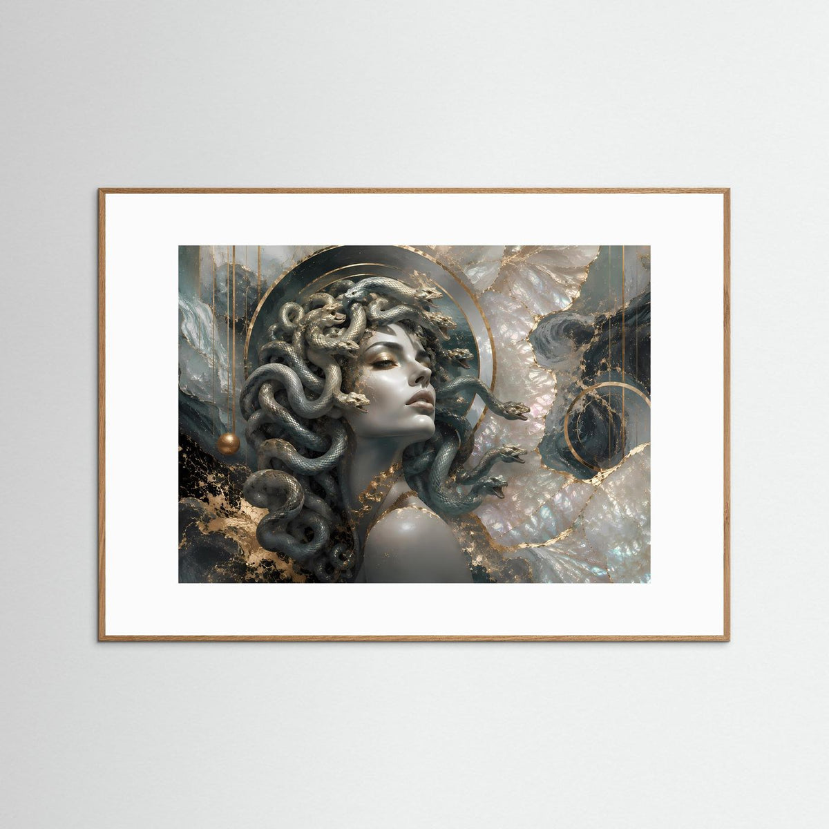 Kunstposter mit Medusa im Profil, silbernes Gesicht und Schlangenhaar, hellbrauner Rahmen