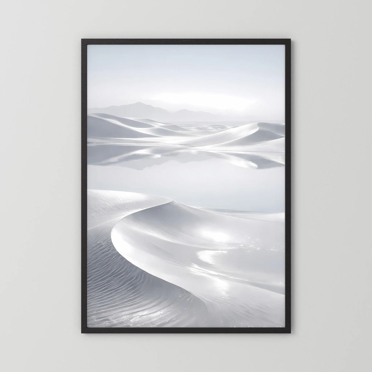 Wandposter im Hochformat mit schwarzem Rahmen und Dünenlandschaft in Weißtönen