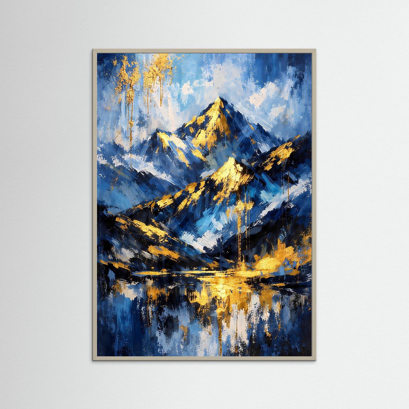 Abstraktes Berg-Poster mit goldenen Akzenten in Blau, im hellbraunen Holzrahmen, Hochformat
