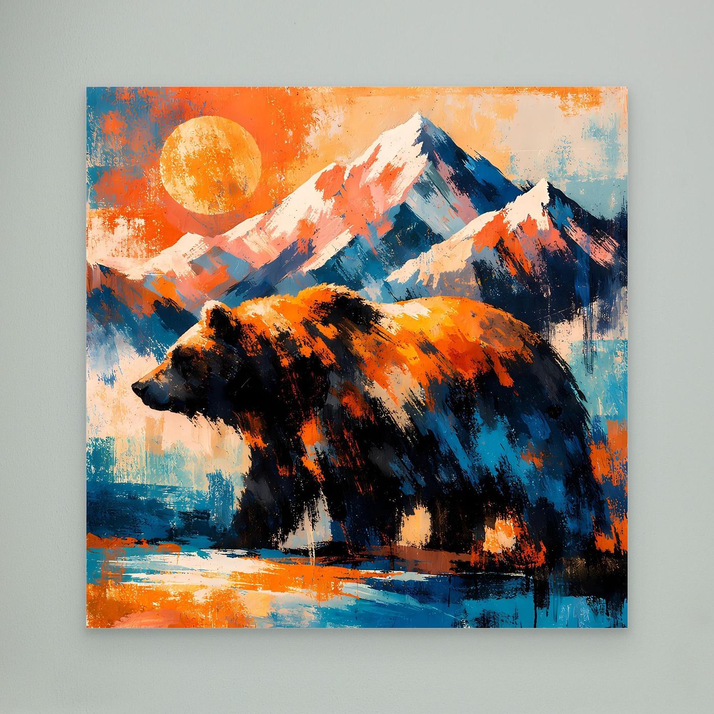 Abstraktes Leinwand-Wandbild: Grizzlybär vor Bergkulisse, kräftige Orange- und Blautöne
