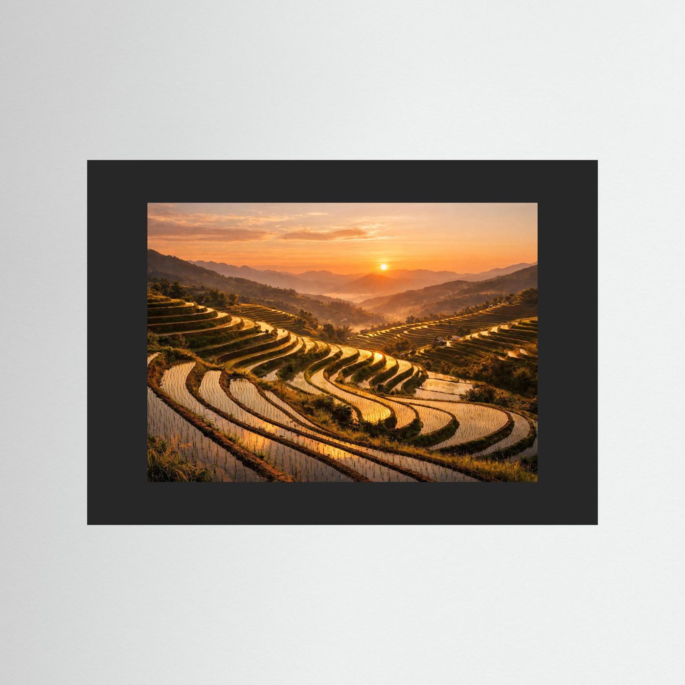 Wandposter mit schwarzem Rahmen und Fotomotiv von Reisterrassen bei Sonnenuntergang