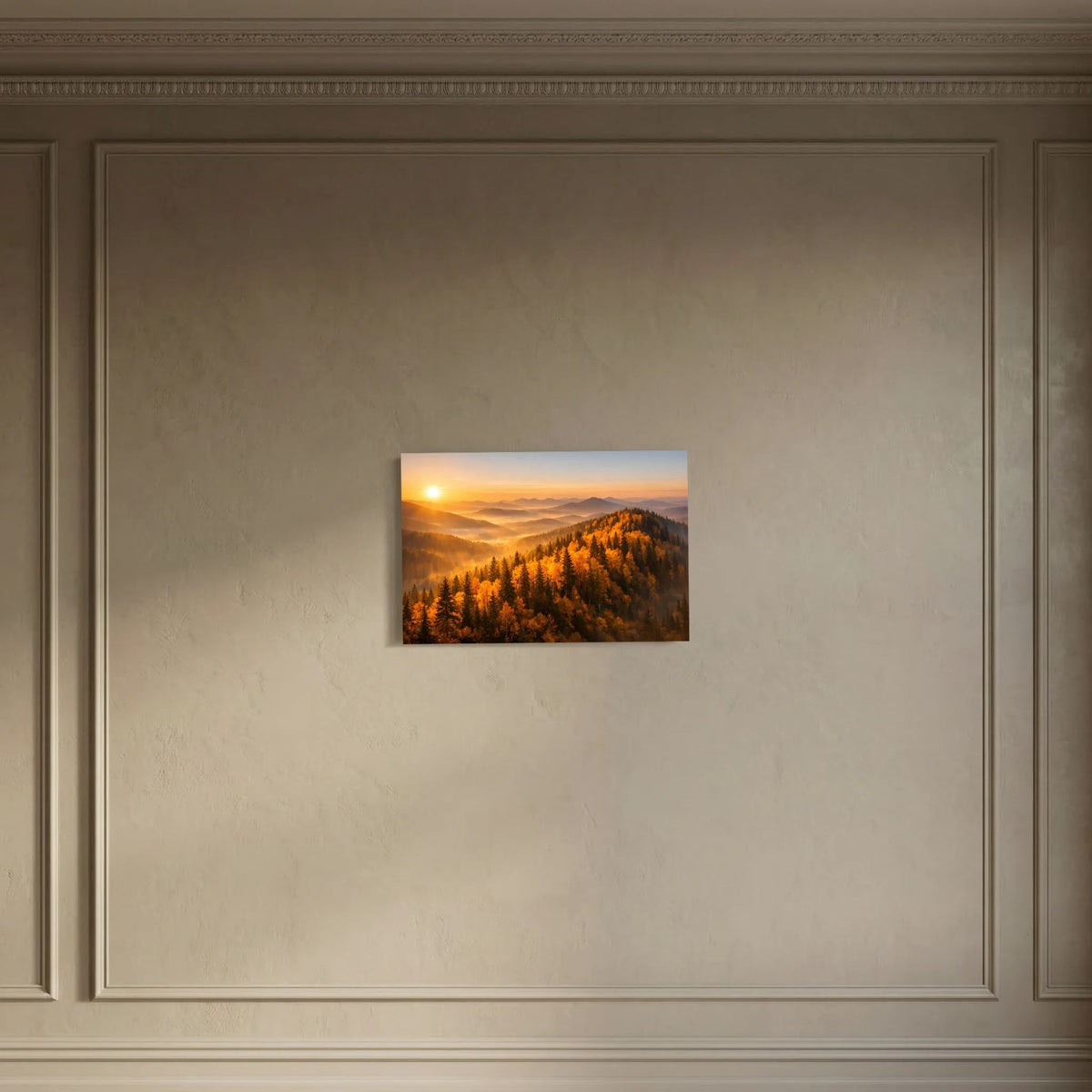 Querformat-Wandbild mit goldener Waldlandschaft, Sonne am Horizont und Bergzügen