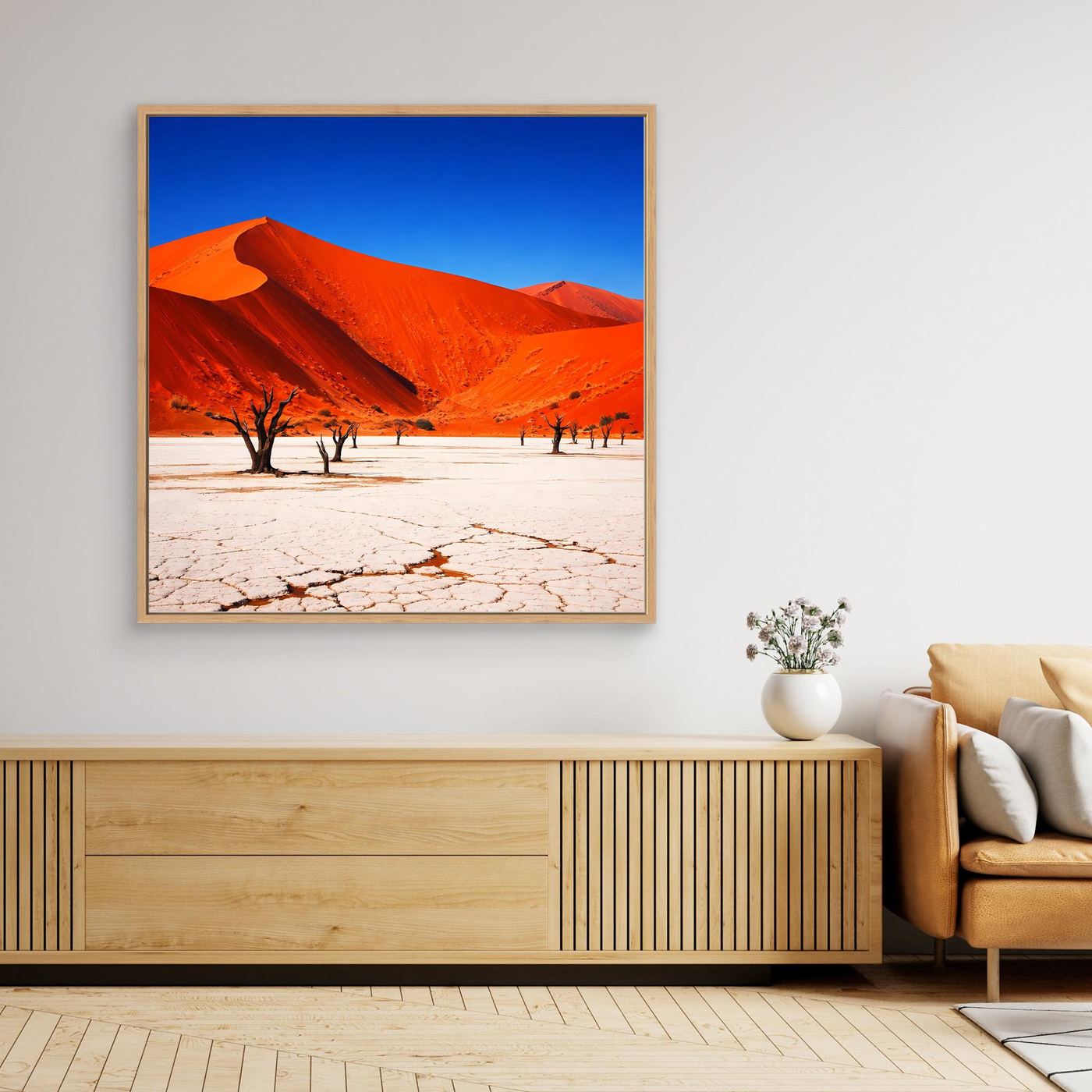 Leinwandbild mit roten Dünen, blauem Himmel, rissigem Boden und vereinzelten Bäumen