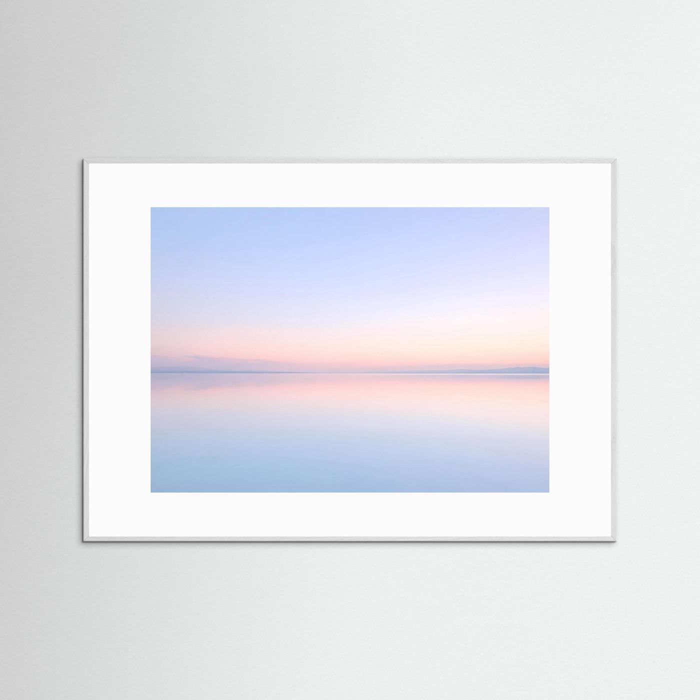 Querformatposter mit pastellfarbener Seespiegelung, weißer Rahmenleiste