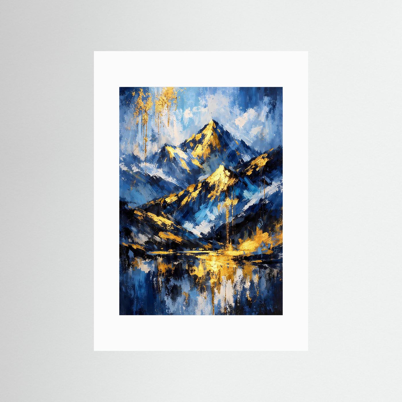 Abstraktes Berg-Poster in Blau mit goldenen Akzenten, mit weißem Passepartout, Hochformat