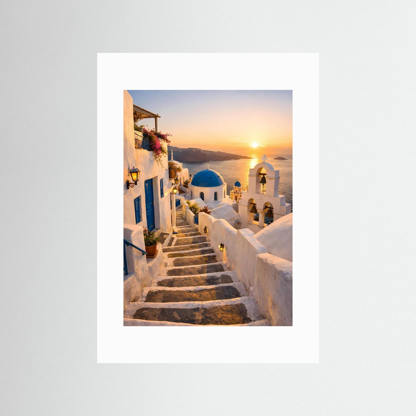Leinwandbild Santorini im weißen Passepartout: Treppe zwischen weißen Häusern, Sonne über Meer