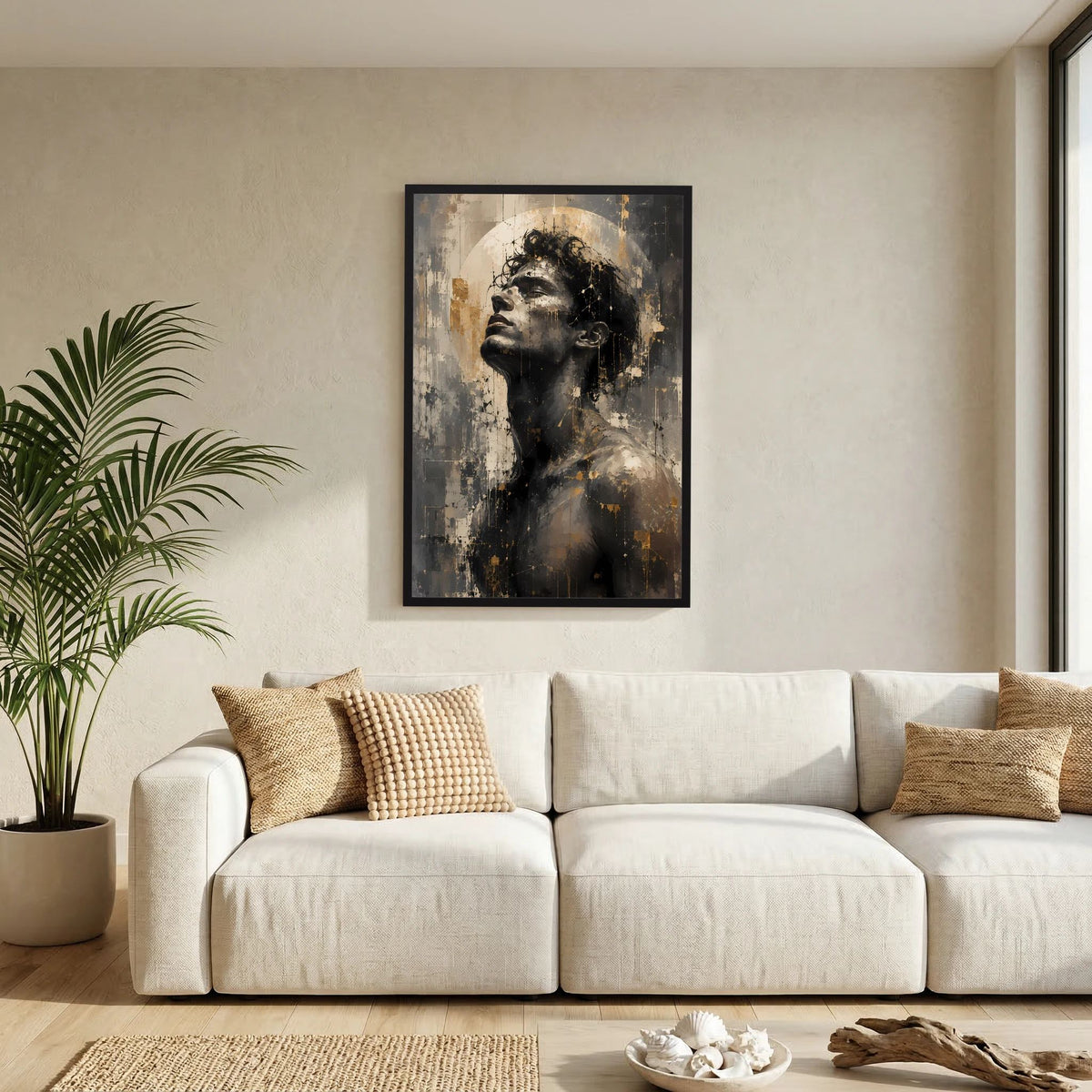 Wandposter im Wohnzimmer mit abstraktem Frauenporträt in Schwarz, Gold und Beige