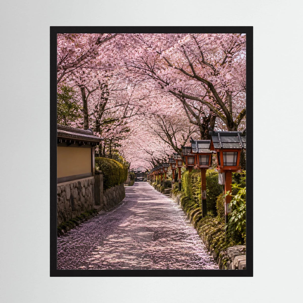 Hochformatiges Poster mit schwarzem Rahmen: Kirschblütenallee und japanische Laternen