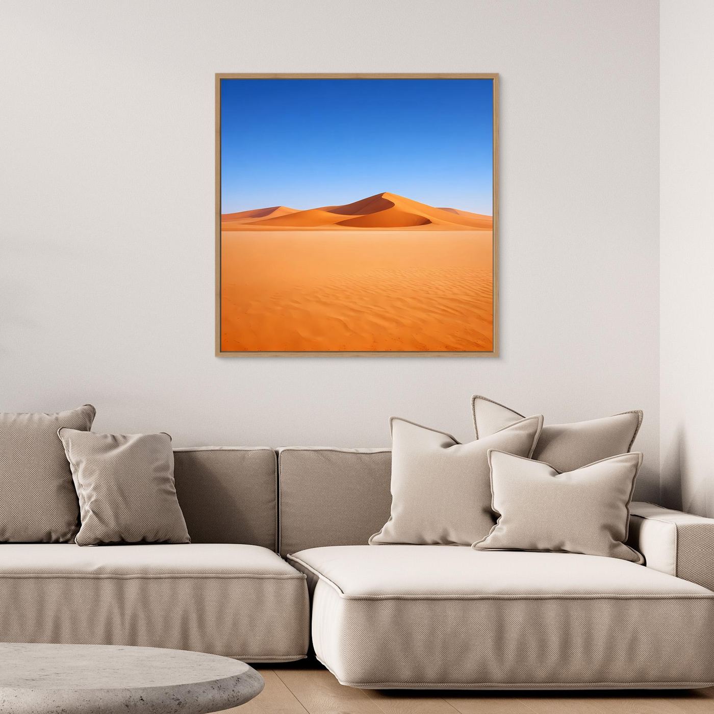 Leinwandbild mit Sanddünen im braunen Rahmen, blauem Himmel und orangefarbenen Dünen.